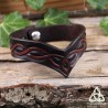 Bracelet artisanal en cuir médiéval fantasy marron orné d'une pointe et d'entrelacs celtiques.