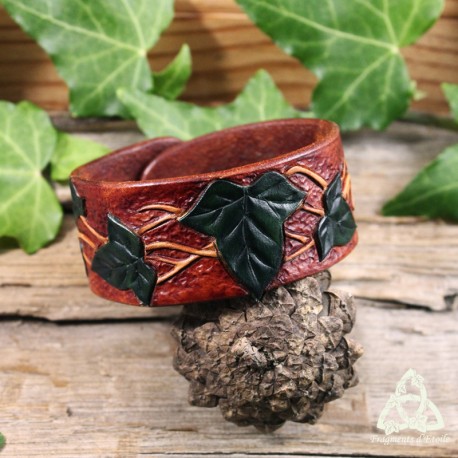 Bracelet artisanal médiéval fantasy en cuir marron orné de volutes elfiques et feuilles de lierre vertes.