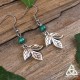 Boucles d'oreilles médiéval fantasy ornées de petites feuilles elfiques argentées et d'une Malachite verte naturelle