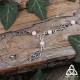 	Bracelet de main médiéval fantasy orné de trois Feuilles elfiques autour d'une Triquetra celtique et de Quartz Rose pastel