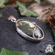 Pendentif artisanal en argent Labradorite ovale reflets orné de volutes elfiques et de feuilles de lierre .
