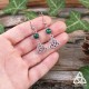 Boucles d'oreilles celtiques médiévales Triquetra noeud argenté ajouré et perle en Malachite vert foncé.
