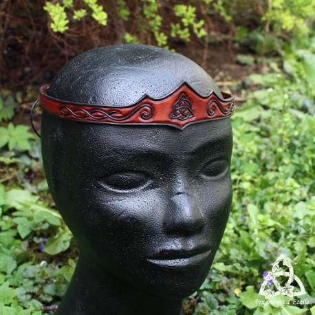 Tiare artisanale médiévale en cuir marron ornée d'une Triquetra et de volutes celtiques noires pour mariage féerique.