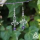 Boucles d'oreilles elfiques ornées de légères volutes argentées Art Nouveau et de perles d'Améthyste violette.