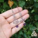 Boucles d'oreilles elfiques ornées de légères volutes argentées Art Nouveau et de perles d'Améthyste violette.