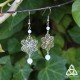 Boucles d'oreilles médiéval fantasy fleurs elfiques argentées style Art Nouveau entourées de Péristérite blanche.