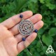 Bracelet de main médiéval fantasy orné d'un Noeud celtique rond argenté aux entrelacs infinis entouré de Lapis Lazuli bleu nuit