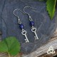 Boucles d'oreilles féeriques petite Clé argentée ornée d'un coeur et perle en Lapis Lazuli bleu foncé.
