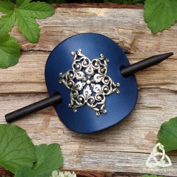 Barrette artisanale en cuir bleu nuit orné d'une fleur elfique baroque aux volutes argentées