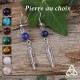 Boucles d'oreilles médiévales et féeriques ornées d'une Plume argentée surmontée d'une perle en Pierre naturelle, fait main.