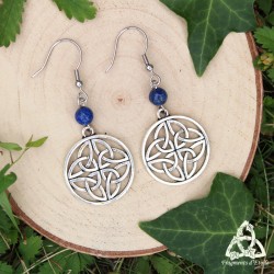 Boucles d'oreilles médiévales et viking ornées de quatre Triquetra celtique en rond et de perles en Lapis Lazuli bleu.