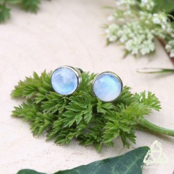 Puces d'oreilles féeriques en Argent et Péristérite blanche aux reflets bleu sertis, rappelant la Pleine Lune.