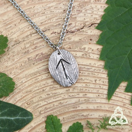 Collier viking Rune de justice Tiwaz sur ovale de bronze blanc argenté texturé bois. Bijou artisanal médiéval féerique.