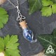 Collier féerique alchimie Fiole de verre en pointe aux éclats de Lapis Lazuli bleu nuit et Triquetra celtique argentée.