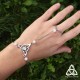 Bracelet de main médiéval féerique Triquetra noeud Celtique triangle infini argenté et Labradorite blanche reflet bleu mariage
