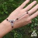 Bracelet de main médiéval féerique Triquetra noeud Celtique triangle infini argenté et pierre fine Grenat rouge bijou wicca
