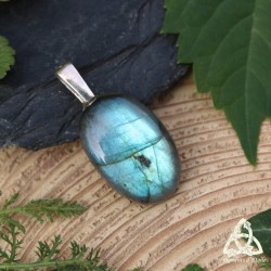 Pendentif féerique en Argent et Labradorite ovale aux reflets bleu, un fragment de magie elfique inspiré du Seigneur des Anneaux