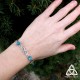 Bijou bracelet médiéval elfique Deannel entrelacs celtiques infinis argenté et perles d'Apatite bleu turquoise.