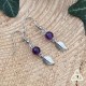 Boucles d'oreilles durables et féeriques en acier inoxydable ornées de petites feuilles et d'Améthyste violet foncé.