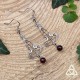	Boucles d'oreilles elfiques ornées de légères volutes argentées Art Nouveau et de perles en Grenat rouge foncé.