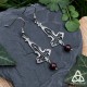 	Boucles d'oreilles elfiques ornées de légères volutes argentées Art Nouveau et de perles en Grenat rouge foncé.