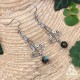 Boucles d'oreilles elfiques ornées de légères volutes argentées Art Nouveau et de perles en Labradorite reflet bleu