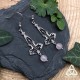 Boucles d'oreilles elfiques ornées de légères volutes argentées Art Nouveau et de perles de Quartz Rose pastel.