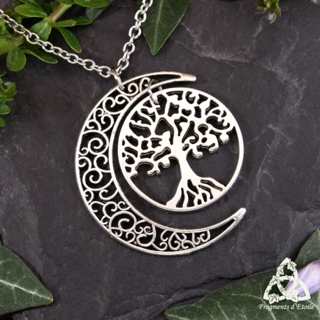 Collier médiéval et féerique orné d'un croissant de Lune et aux volutes argentées abritant un Arbre de Vie.