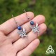	Boucles d'oreilles poétiques ornée de petites Fées argentées aux ailes de libellule surmontée d'une perle en Lapis Lazuli bleu