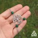 Bracelet fantasy porté sur le dessus de la main et relié au doigt orné d'un Arbre de Vie argenté et Malachite vert forêt.