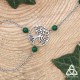 Bracelet fantasy porté sur le dessus de la main et relié au doigt orné d'un Arbre de Vie argenté et Malachite vert forêt.