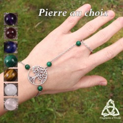 Bracelet fantasy porté sur le dessus de la main et relié au doigt orné d'un Arbre de Vie argenté et pierre gemme naturelle.