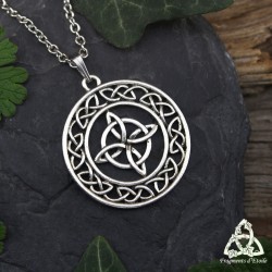 Collier médiéval mixte composé d'un pendentif orné d'un noeud celtique et pierre naturelle dans un cercle d'entrelacs.