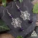 Boucles d'oreilles médiéval fantasy fleurs elfiques argentées style Art Nouveau entourées d'Améthyste violet foncé gothique.
