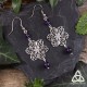 Boucles d'oreilles médiéval fantasy fleurs elfiques argentées style Art Nouveau entourées d'Améthyste violet foncé gothique.