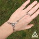 Bracelet de main médiéval fantasy Triquetra noeud Celtique triangle infini argenté et Labradorite grise reflet bleu pour mariage