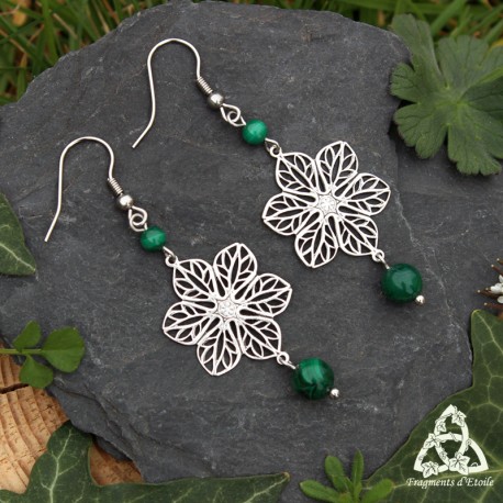 	Boucles d'oreilles médiéval fantasy fleurs elfiques argentées style Art Nouveau entourées de Malachite vert foncé nature.
