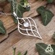 Collier elfique durable en acier inox grande larme ajourée orné de volutes et d'une Péristérite blanche, pierre lune arc-en-ciel