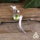 Pendentif elfique en argent orné d'une fine volute rappelant le souffle du vent, enroulée autour d'un Péridot vert clair