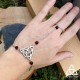 Bracelet de main durable en acier inoxydable Triquetra celtique entourée de Grenat rouge foncé pour mariage