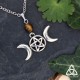 	Collier Sorcière ésotérique orné d'une Triple Lune argentée abritant un pentagramme surmonté d'une perles en Oeil de Tigre brun