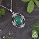 Collier féerique composé d'un pendentif ovale enMalachite verte entouré de petites feuilles argentées style elfique et victorien