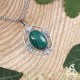 Collier féerique composé d'un pendentif ovale en Malachite verte entouré de petites feuilles argentées style elfique et victorie