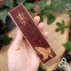 Marque page artisanal en cuir orné d'une Feuille de Lorien Seigneur des Anneaux et des initiales JRR Tolkien marron et brun