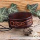 Bracelet artisanal et médiéval fantasy en cuir brun orné d'entrelacs celtiques infinis repoussés, pour homme ou femme.