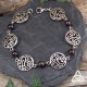 	Bracelet médiéval féerique Arabesques et volutes elfiques rondes entourée de perles de Grenat rouge foncé