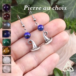 Boucles d'oreilles fantasy ornées d'un chapeau pointu de Sorcière argenté, surmonté d'une perle en Pierre naturelle.