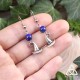 Boucles d'oreilles fantasy ornées d'un chapeau pointu de Sorcière argenté, et perle en Lapis Lazuli bleu foncé.