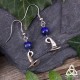 Boucles d'oreilles fantasy ornées d'un chapeau pointu de Sorcière argenté, et perle en Lapis Lazuli bleu foncé.