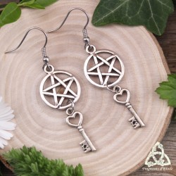 Boucles d'oreilles ésotériques ornées d'un Pentagramme et d'une petite Clé argentée, créées pour une sorcière